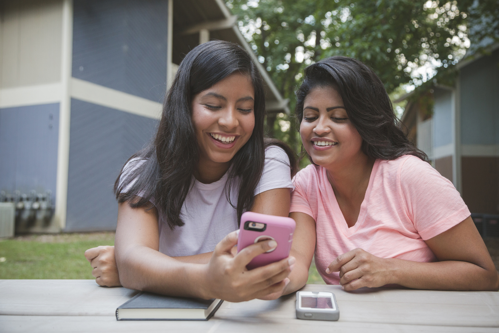 Los padres podéis elegir un teléfono inalámbrico que ofrezca (o limite) las funciones para que los usen los niños, como acceso a Internet, mensajes de texto o correo electrónico, servicios basados en la ubicación, música o video y otras aplicaciones.