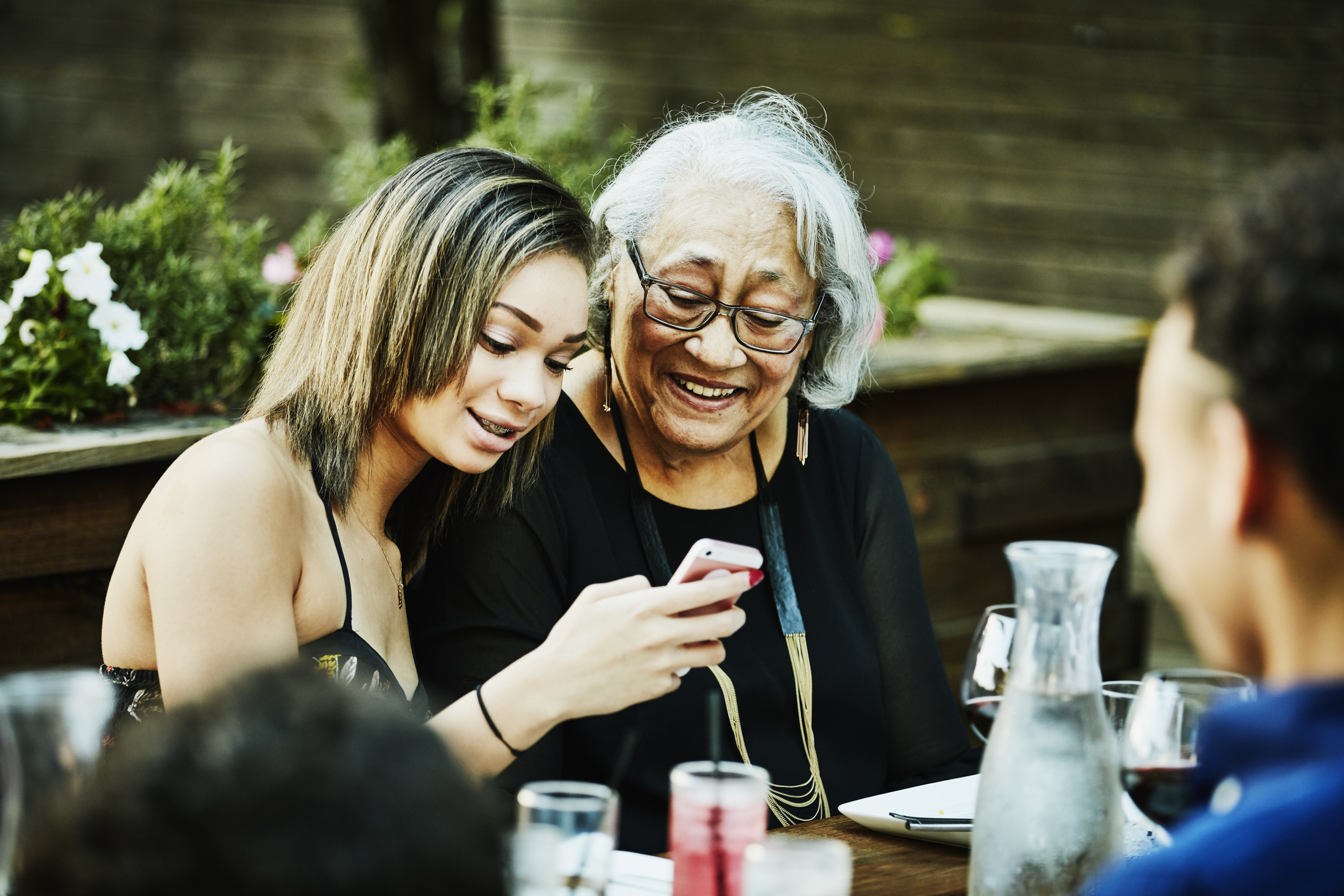 Es importante que los padres verifiquen continuamente los planes de servicio y las herramientas de control de la familia para que coincidan con los niveles de madurez, edad y reglas familiares de sus hijos.